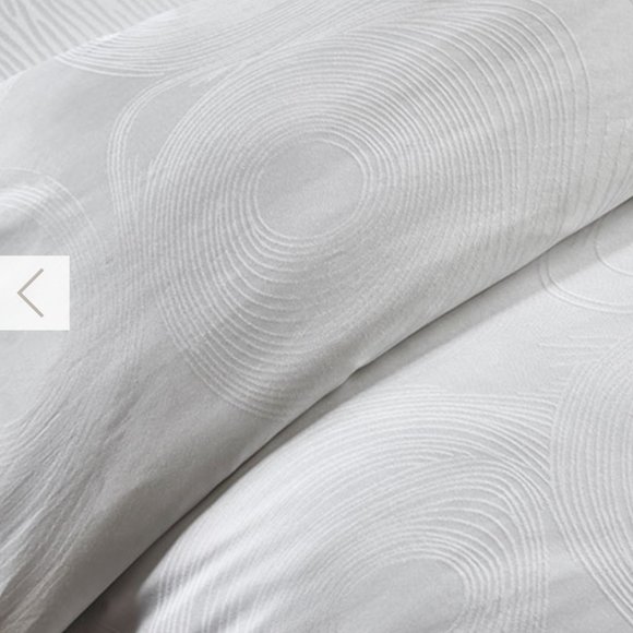 NIB King Size JW Marriott Geo Duvet Cover - Picture 2 of 3
